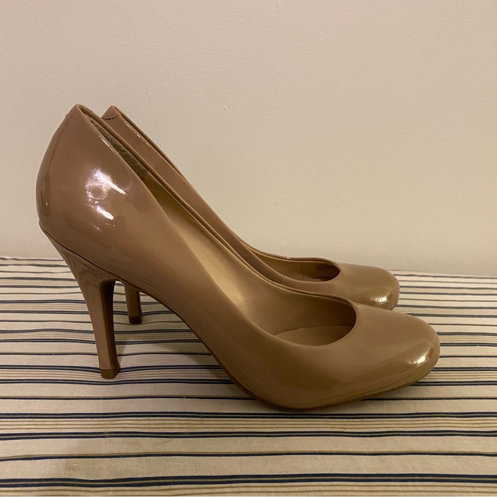 Jessica Simpson Nude Patent Leather Round Toe Heels
